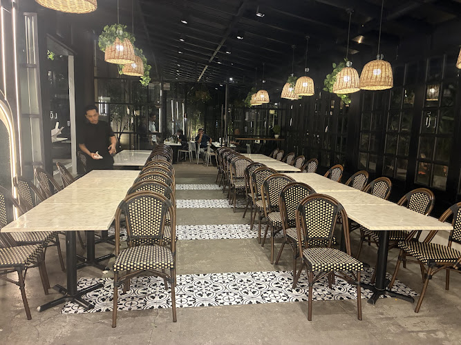 LOLA Cafe - Tomas Morato restaurant in Quezon City - exterior view and dining atmosphere